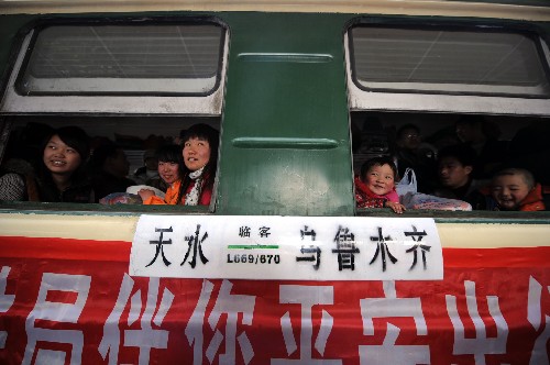 甘肅開行春節(jié)后首趟農(nóng)民工專列 新華社照片,天水(甘肅),2008年2月22日 甘肅開行春節(jié)后首趟農(nóng)民工專列 2月22日,在蘭州鐵路局管內(nèi)天水火車站,幾位農(nóng)民工和家屬在農(nóng)民工專列上。 當(dāng)日,蘭州鐵路局開行春節(jié)后首趟農(nóng)民工專列,運(yùn)送1197名農(nóng)民工從甘肅天水至新疆烏魯木齊。 新華社記者 張錳 攝