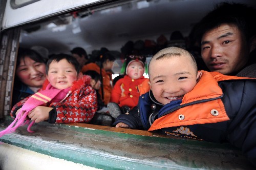 月22日,在蘭州鐵路局管內(nèi)天水火車站,農(nóng)民工和家屬在農(nóng)民工專列上。 當(dāng)日,蘭州鐵路局開行春節(jié)后首趟農(nóng)民工專列,運(yùn)送1197名農(nóng)民工從甘肅天水至新疆烏魯木齊。 新華社記者 張錳 攝