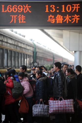2月22日,在蘭州鐵路局管內(nèi)天水火車站,農(nóng)民工和家屬排隊(duì)等候乘坐農(nóng)民工專列。