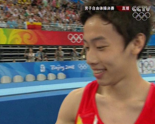 圖文:男子自由體操?zèng)Q賽 鄒凱完成動(dòng)作很開(kāi)心
