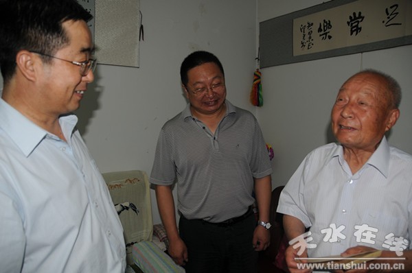 慰問離休老黨員趙知一.jpg
