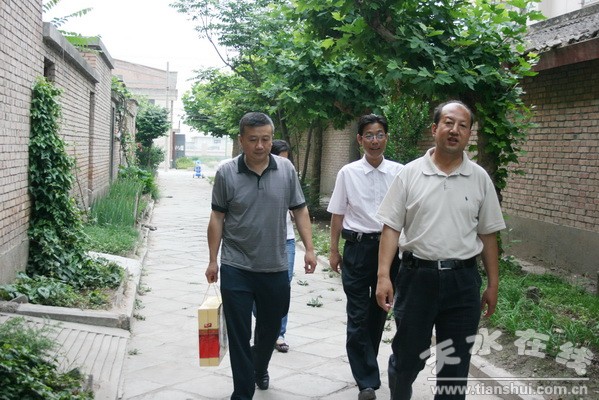 1、黨委副書記、副院長王芳弟帶隊慰問.jpg