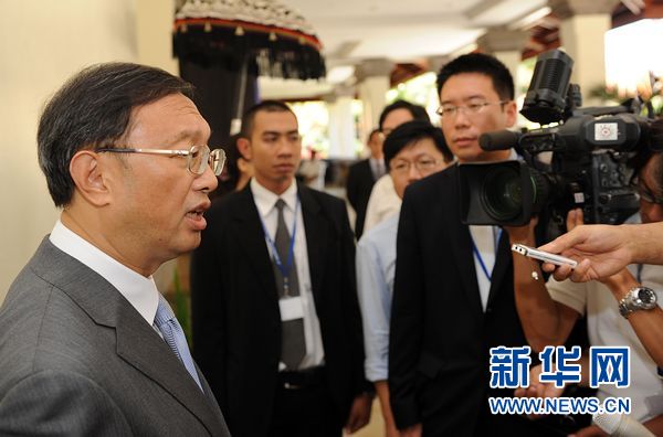 7月23日,中國(guó)外交部長(zhǎng)楊潔篪(左一)在印度尼西亞巴厘島接受新華社、人民日?qǐng)?bào)和中央電視臺(tái)記者聯(lián)合采訪。