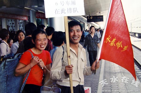 5.圖為滿懷希望的拾花工在站臺(tái)等候上車.jpg