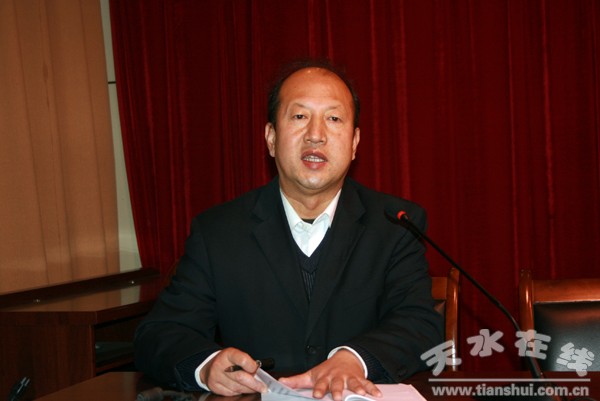 2、學院黨委副書記、副院長王芳弟主持活動.jpg