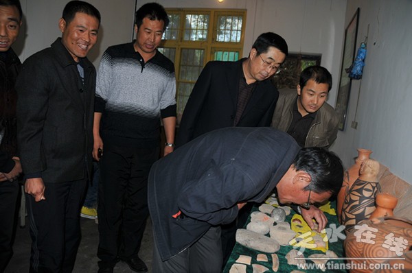 郎樹(shù)德 在仔細(xì)觀察和比較.jpg