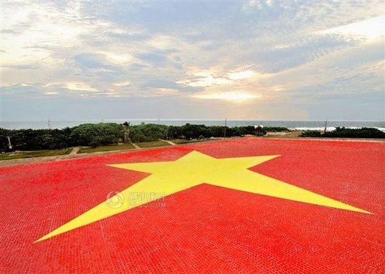 越南在我國南沙南威島用瓷片鋪設(shè)巨幅國旗(圖)