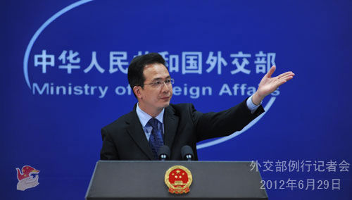 2012年6月29日,外交部發(fā)言人洪磊主持例行記者會。 2012年6月29日,外交部發(fā)言人洪磊主持例行記者會。