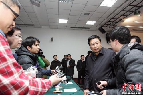 6日晚間,記者從山西長治苯胺泄漏事故應(yīng)急指揮部召開新聞通氣會上獲悉,直接發(fā)生事故的山西天脊煤化工集團股份有限公司下屬企業(yè)天脊方元公司總經(jīng)理陳建溫、安全生產(chǎn)副總經(jīng)理任勇杰等4名直接責任人已被撤職處分。圖為會后,來自中國各地媒體記者圍堵山西省長治市市長張保,爭相發(fā)問。張云 攝