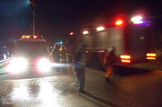 甘肅載50余人大巴翻入山溝 救出20余人全昏迷