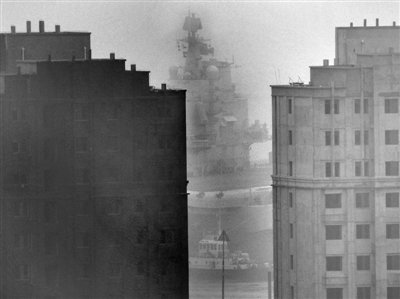 大連港,“遼寧艦”上午霧中調(diào)頭,準(zhǔn)備回青島