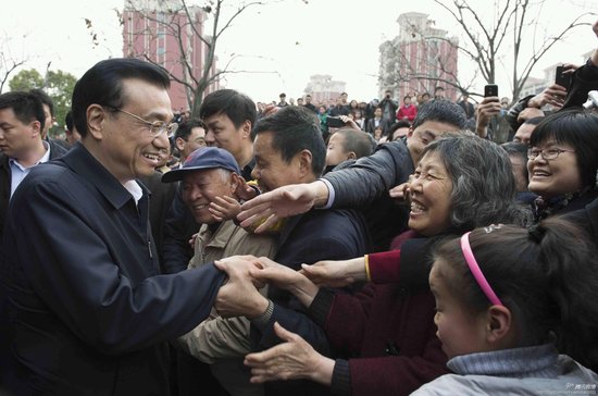 李克強調(diào)研無錫被民眾包圍 先后與上百人握手