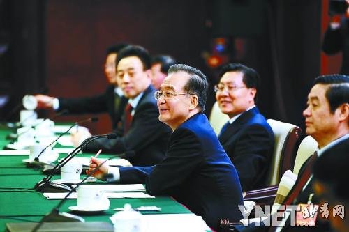 溫家寶在四川代表團(tuán)聽(tīng)取代表審議政府工作報(bào)告 攝影/新華社記者