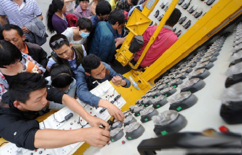 民眾在為手機(jī)充電