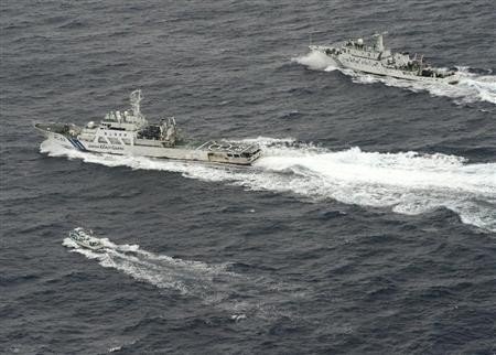 中國海監(jiān)66號(右上方)對日本漁船(左下方)實施追逐驅(qū)離時,日本海上保安廳大型巡視船中間插入,阻斷了中國海監(jiān)船對日本漁船的驅(qū)逐。