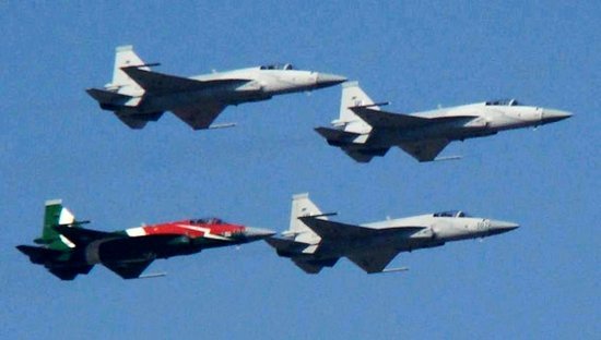 李克強(qiáng)抵達(dá)巴基斯坦 巴方6架梟龍戰(zhàn)機(jī)飛越致敬