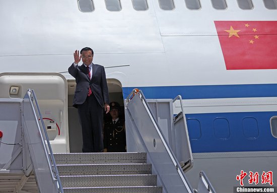 李克強(qiáng)抵達(dá)巴基斯坦 巴方6架梟龍戰(zhàn)機(jī)飛越致敬