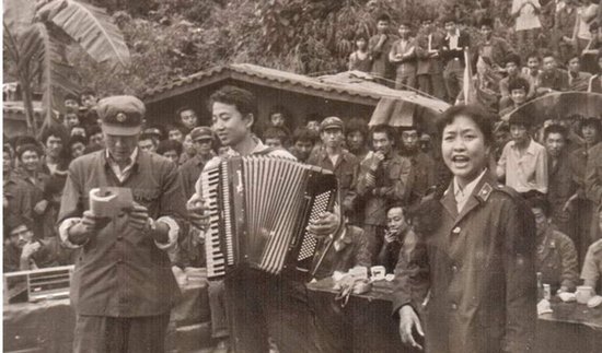 黨報憶總政歌舞團(tuán)60年:彭麗媛等冒危險赴前線