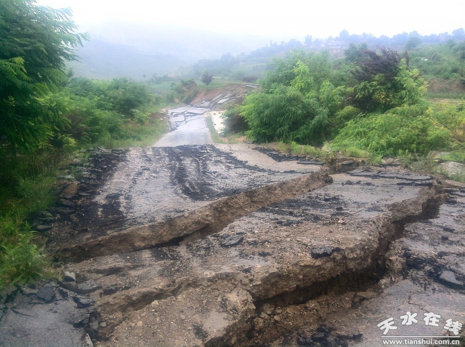 (滑坡致使清社公路路基嚴(yán)重?fù)p毀,交通中斷).jpg