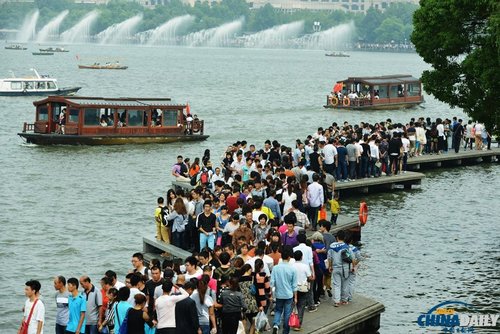 2013年10月2日,大批游客擁擠在杭州西湖的九曲橋上。(龍巍攝)