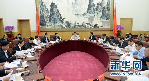 9月30日,中共中央政治局常委、中央黨的群眾路線教育實踐活動領(lǐng)導(dǎo)小組組長劉云山在北京主持召開中央黨的群眾路線教育實踐活動領(lǐng)導(dǎo)小組第四次會議。新華社記者 李濤 攝