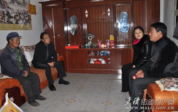 (在雙聯(lián)戶阮正祥家中慰問(wèn))