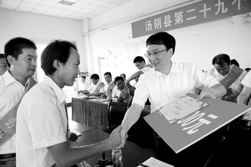 河南湯陰3名鄉(xiāng)鎮(zhèn)長(zhǎng)教師節(jié)表彰會(huì)遲到被拒門外