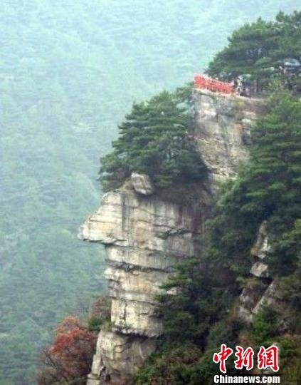 江西廬山“巨人像”引關(guān)注 全球萬元重獎?wù)髅?圖)