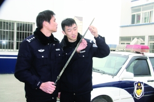 出土的寶劍暫時被送到派出所 葉先生 攝