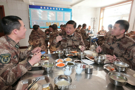 同戰(zhàn)士們一起用餐。