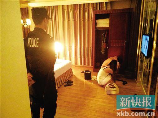 �ڇ����Ƶ�,һ����Ů����ץ�F(xi��n)�С���