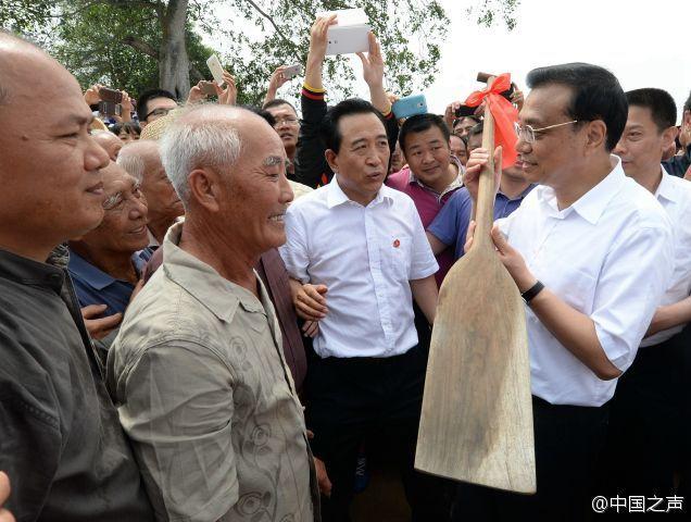 李克強(qiáng)獲贈(zèng)漁民使用20多年的船槳:應(yīng)珍存在博物館(圖)