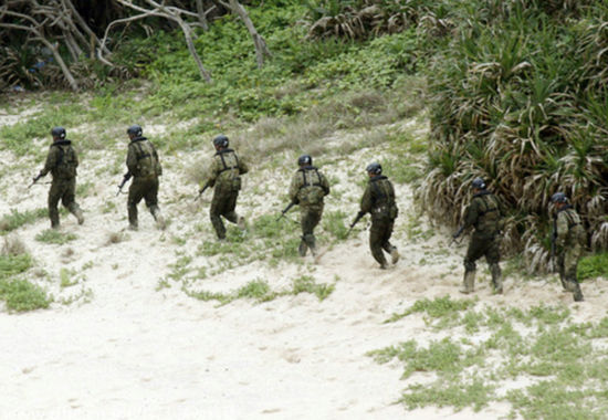 資料圖:日本陸上自衛(wèi)隊“西部方面普通科連隊”正在鹿兒島縣奄美群島的無人島江仁屋離島實施奪回離島訓練。