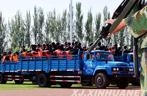 新疆伊犁州舉行公判、公捕、公拘大會對55名被告人公開宣判