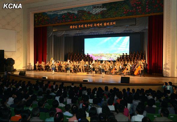 朝鮮人民國(guó)家功勛合唱團(tuán)演出現(xiàn)場(chǎng)