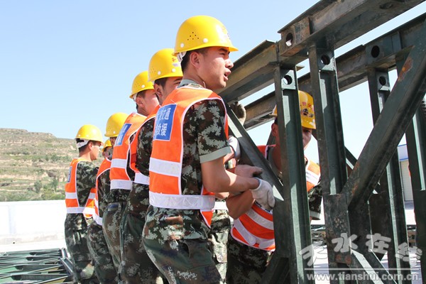 郝國(guó)慶同戰(zhàn)友架設(shè)鋼架橋_副本.jpg