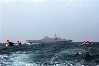 原文配圖:1月22日,南海艦隊沖鋒舟向島嶼進(jìn)發(fā)。1月21日至22日,南海艦隊遠(yuǎn)海訓(xùn)練編隊采用水面艦艇、氣墊艇、艦載直升機(jī),先后對西沙永興島、東島等島嶼進(jìn)行立體巡航。中新社發(fā)