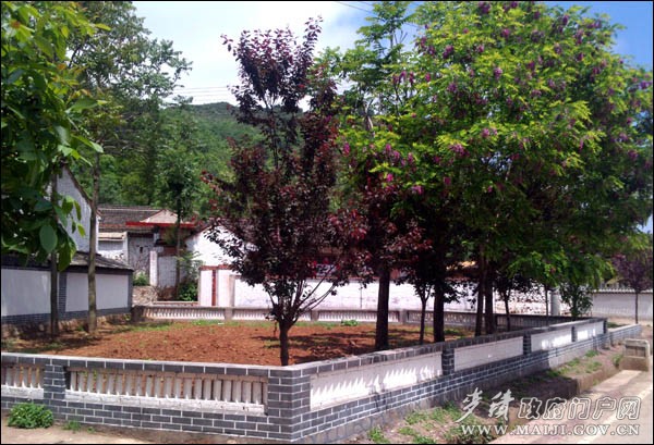 美麗鄉(xiāng)村建設(shè) 新修花壇.jpg 美麗鄉(xiāng)村建設(shè) 新修花壇.jpg