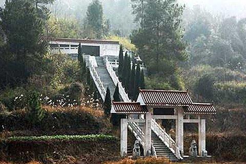 季建業(yè)們“自挖”豪華墳?zāi)梗好孕棚L(fēng)水借機斂財