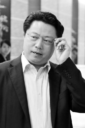 1月4日下午,楊衛(wèi)澤在主持南京市委常委民主生活會(huì)時(shí),接到了一位省委領(lǐng)導(dǎo)的電話,通知楊衛(wèi)澤去省委開會(huì),在民主生活會(huì)結(jié)束后,楊衛(wèi)澤給幾個(gè)一起去省委參會(huì)的人打了電話,在得到確定的消息后,楊衛(wèi)澤在辦公室抽了15分鐘的煙。在省委,楊衛(wèi)澤發(fā)現(xiàn)中紀(jì)委的工作人員之后,立刻做出向窗戶跑準(zhǔn)備跳樓的舉動(dòng),不過被摁住了。