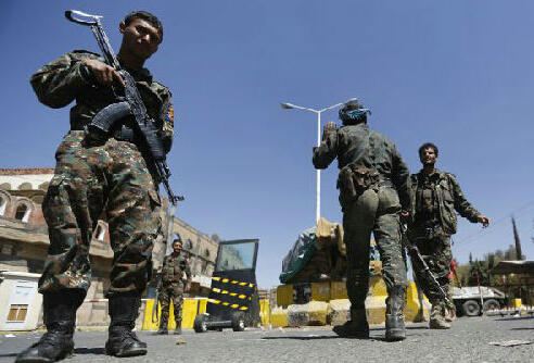 圖為也門軍警值守在已關閉的美國駐薩那大使館門前。