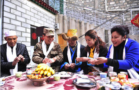 各族群眾一起包餃子