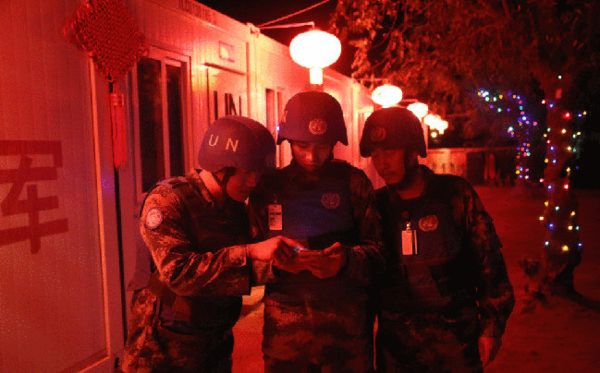 資料圖:維和部隊(duì)官兵用微信向家人拜年。