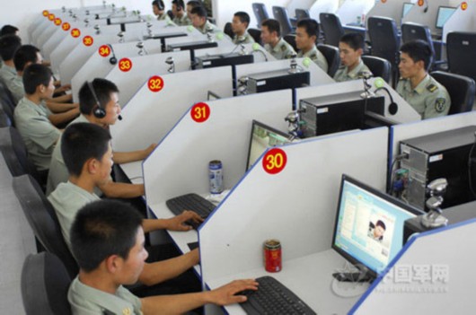 資料圖:我國(guó)軍人在軍營(yíng)局域網(wǎng)上學(xué)習(xí)。