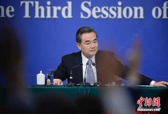 原文配圖:3月8日10時(shí)在梅地亞中心多功能廳舉行記者會(huì),外交部部長(zhǎng)王毅就中國(guó)的外交政策和對(duì)外關(guān)系相關(guān)問(wèn)題回答中外記者提問(wèn)。