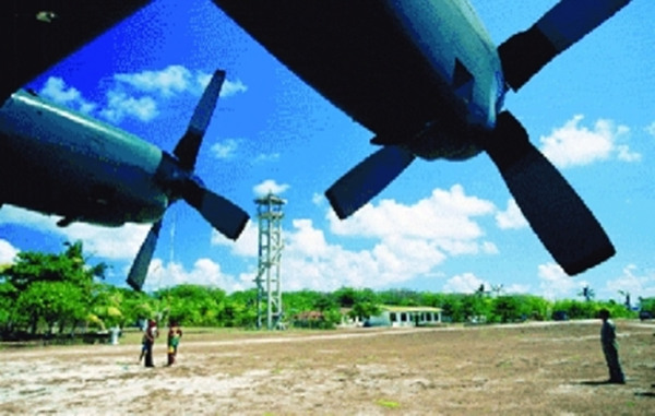 資料圖:中業(yè)島上的菲律賓軍方營(yíng)房、觀察塔。