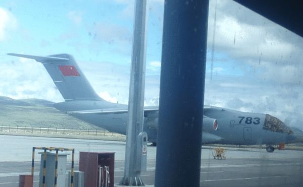 網(wǎng)上流傳在稻城亞丁機場的運-20照片。