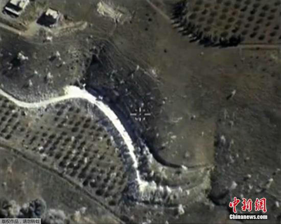 資料圖:俄軍空襲IS現(xiàn)場(chǎng)。