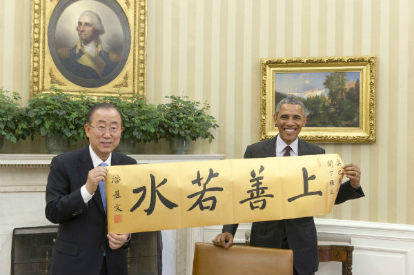 8月4日,潘基文贈奧巴馬漢字書法“上善若水”祝賀生日。 @聯(lián)合國電臺 圖