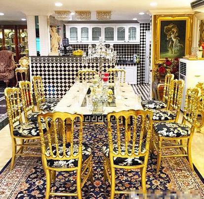 泰國母子炫富新高度 全身名牌拍照無表情